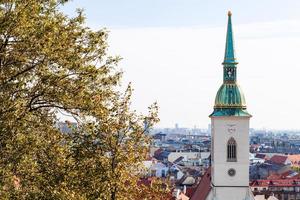 die kathedrale st martin und die skyline von bratislava foto