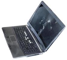 alter kaputter laptop isoliert auf weiß foto