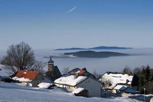 ein bayerischer dorfblick im winter schneezeit foto