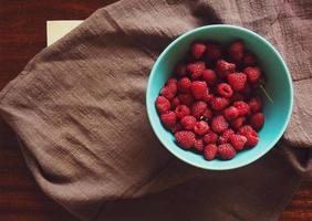 Himbeeren in einer Schüssel mit einem Tuch foto