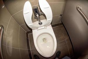 Schmutzige öffentliche Toilette in den USA foto