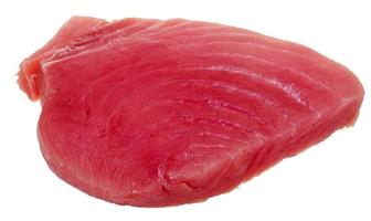 Stück rohes Thunfischfleisch isoliert auf weiß foto