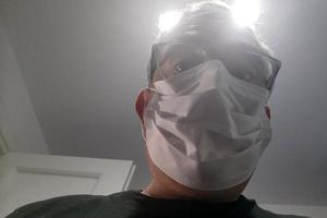Mann mit Coronavirus-Maske foto
