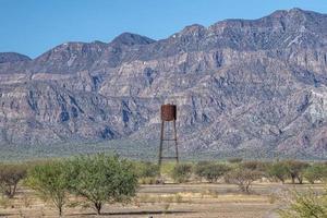 Wassertank in der kalifornischen Wüste foto