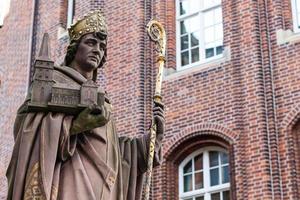 St. Ansgar-Statue in Hamburg auf der Trostbrücke foto