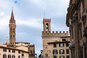 Türme Badia Fiorentina und Bargello über den Häusern foto