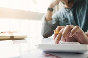 Nahaufnahme des Geschäftsmannes, der am Rechner arbeitet foto