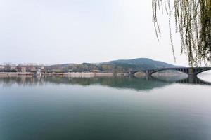 Blick auf den Yi-Fluss und den Osthügel in Longmen foto