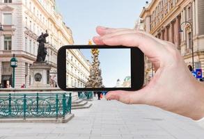 tourist, der foto der pestsäule in wien macht