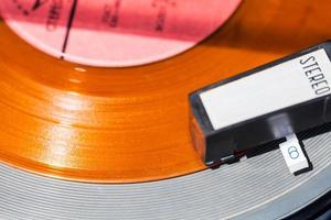 obige Ansicht der Headshell auf orangefarbener Vinyl-Schallplatte foto