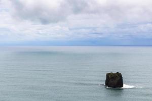 Stein im Atlantik in der Nähe von Dyrholaey-Vorgebirge foto