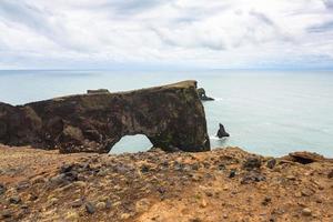 Steinbogen auf dem Dyrholaey-Vorgebirge in Island anzeigen foto