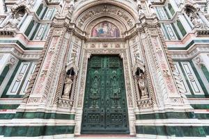 geschlossene Türen der Kathedrale von Florenz foto