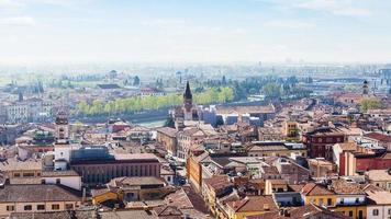 Blick auf die Stadt Verona mit Uferpromenade der Etsch foto