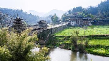 Dong-Brücke und Gärten in Chengyang foto