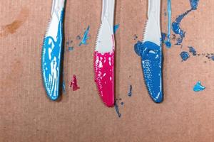 Acrylfarben auf drei Kunststoffmesser aufgetragen foto