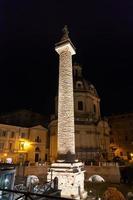 Trajanssäule auf den römischen Foren in der Nacht foto