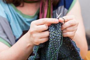 Näherin strickt Pullover aus Wolle foto