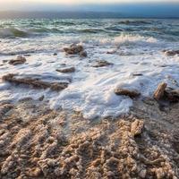 kristallklare Küste des Toten Meeres am Winterabend foto