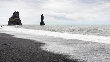 Reynisdrangar-Basaltfelsen am Strand von Reynisfjara foto