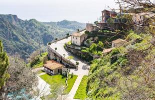 Häuser in der Stadt Savoca Sizilien und Meer am Horizont foto