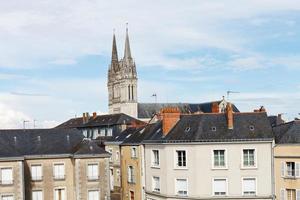 städtische häuser und kathedrale saint maurice in angers foto