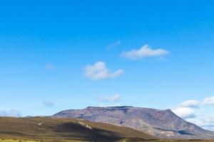 blauer himmel über den bergen in island im september foto