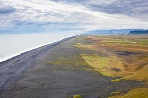 Blick auf die Küste von Solheimafjara vom Kap Dyrholaey foto