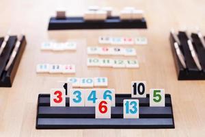 im Rummikub-Kartenbrettspiel spielen foto