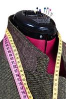 Schneiderei der männlichen Woll-Tweed-Jacke auf Dummy foto