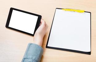 Tablet-PC mit ausgeschnittenem Bildschirm am Bürotisch foto