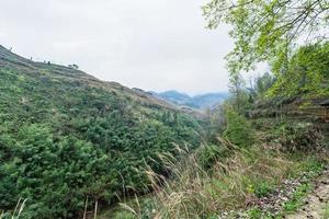 grüne hügel rund um das dorf dazhai foto