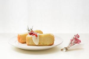 Kuchenstücke auf Teller mit Beeren foto