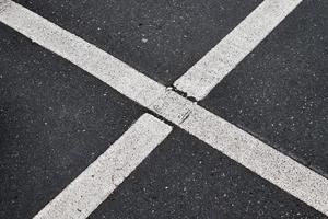 Detailansicht auf Asphaltoberflächen verschiedener Straßen und Straßen mit Rissen foto