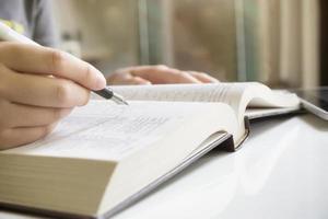 Frau liest Buch in der Bibliothek foto