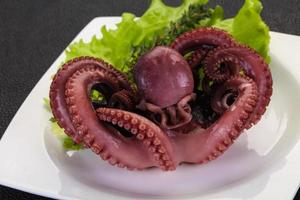 gekochter Oktopus mit Kräutern foto