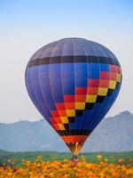 bunte Heißluftballonlandung foto