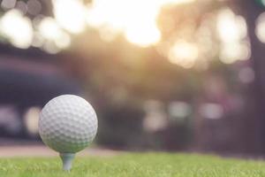 Golfball auf grünem Gras foto