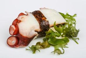 Oktopus-Sushi auf weißem Hintergrund foto