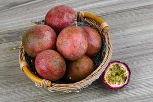 frische tropische Früchte - Maracuja foto