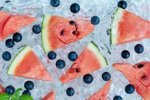 geschnittene Wassermelone und Blaubeeren auf Eis foto