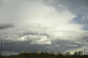 Stadtbild. Wolke über der Stadt. foto