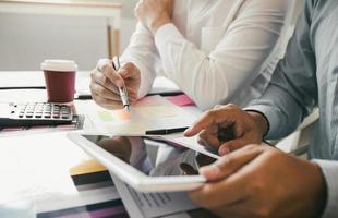 Zwei Geschäftsleute arbeiten zusammen foto