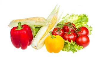 Paprika, Salat, reifer gelber Mais und Tomate foto