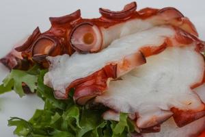 Oktopus-Sashimi auf dem Teller und Holzhintergrund foto