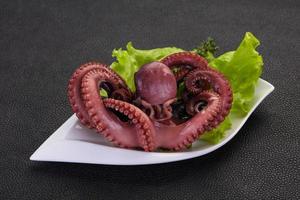 gekochter Oktopus mit Kräutern foto