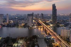 Bangkok Stadt bei Sonnenuntergang mit Ampelspuren foto