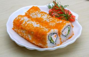 California Roll auf dem Teller und Holzhintergrund foto