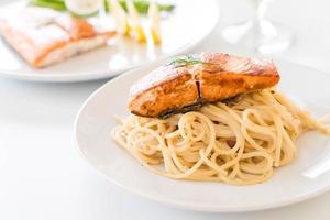 Spaghetti mit Lachs foto