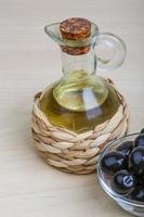 Olivenöl auf Holzhintergrund foto